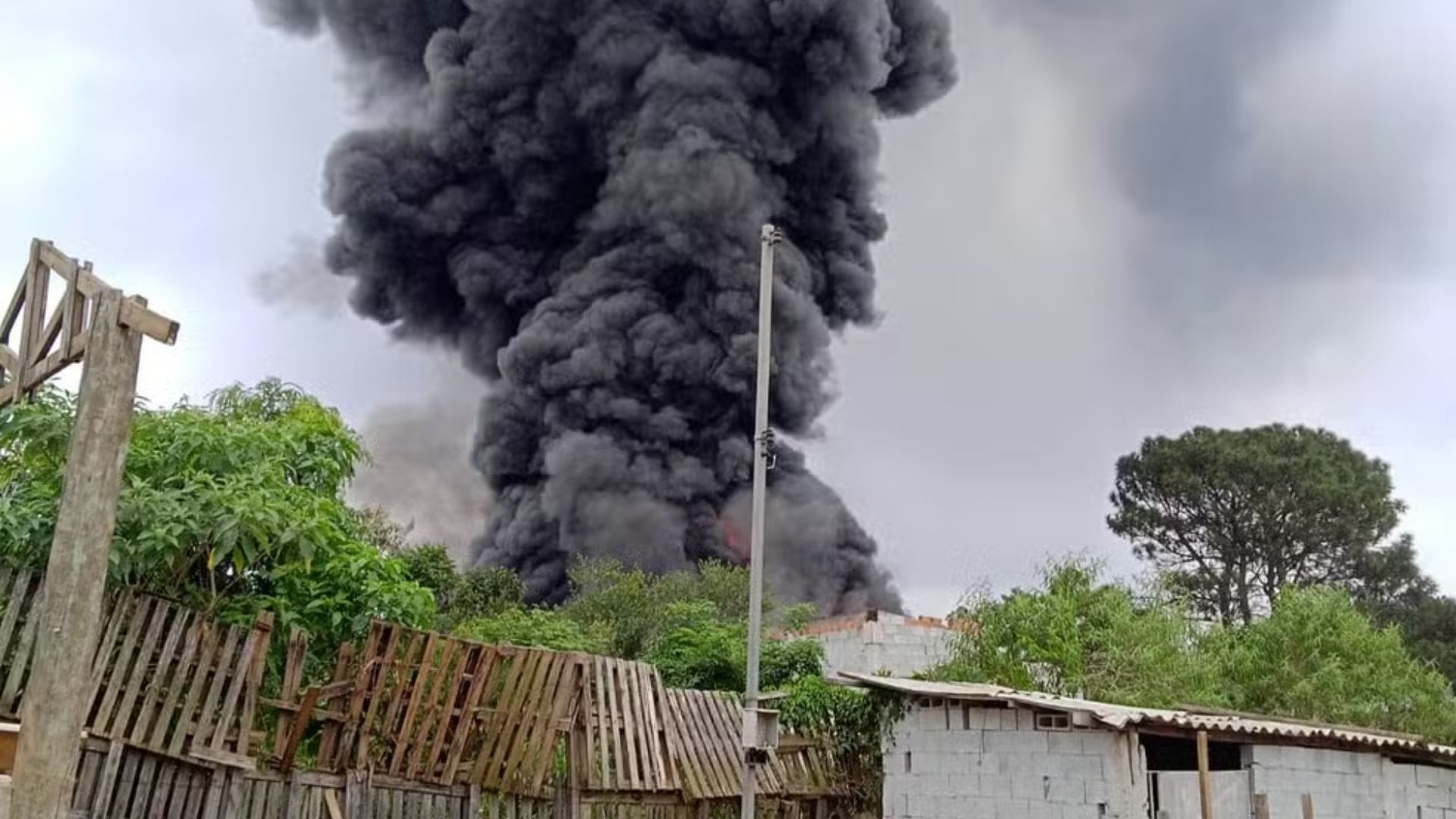 Fábrica pega fogo em Itaquaquecetuba; testemunhas relatam explosões