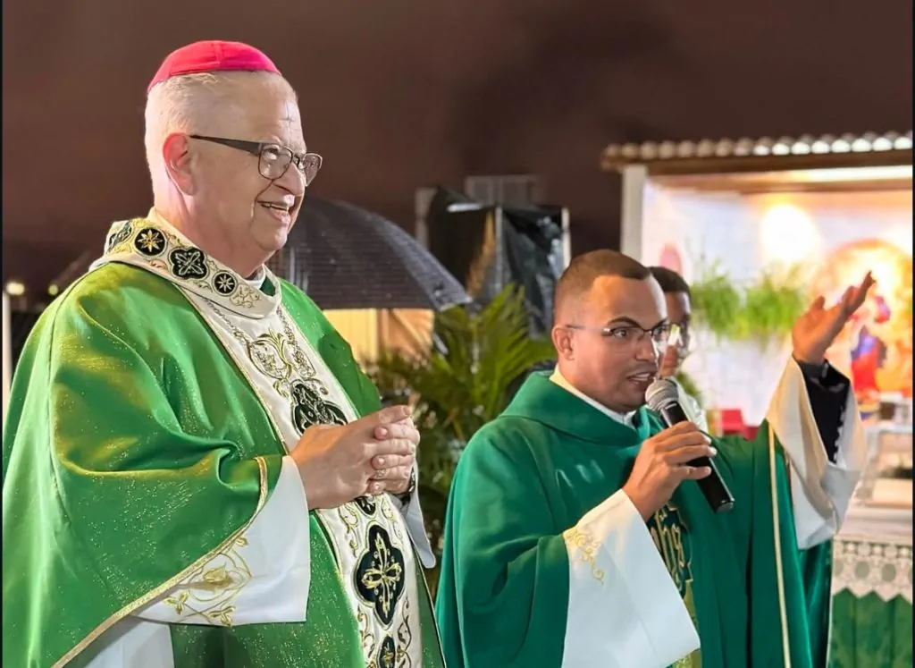 Arcebispo dom Altieri celebra missa em igreja que foi destruída em Mogi | Reprodução/Redes Sociais.