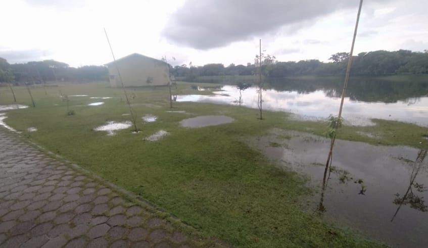 Trecho da pista de caminhada do Parque Centenário é interditado após chuvas