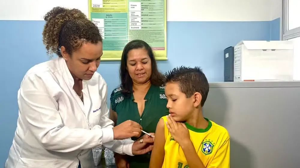 Mathias Aldemar Inácio, de 10 anos, recebeu a dose na UBS Jardim Fortuna, em Itaquaquecetuba — Foto: Divulgação/Prefeitura de Itaquá