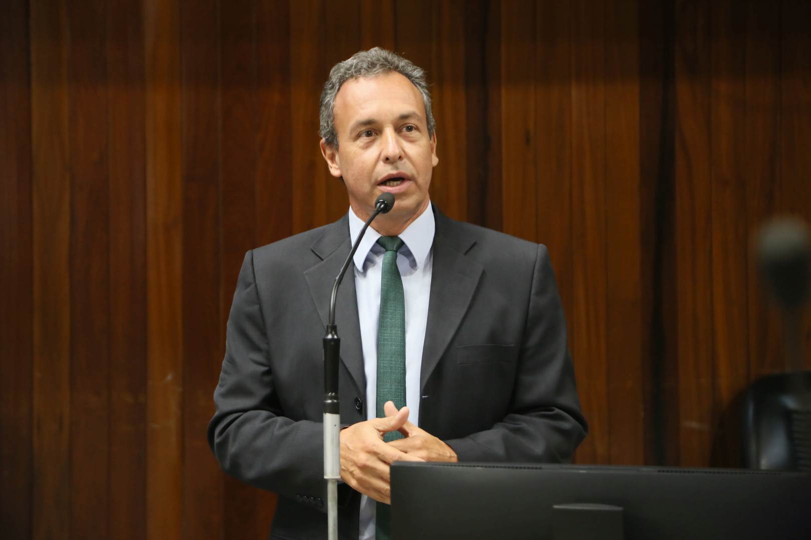 Mogi aprova lei que permite professor a vetar uso de celular durante aula