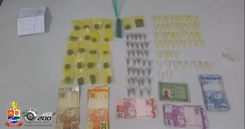 Homem é preso com mais de 100 porções de droga e admite participação no tráfico local, em Itaquá