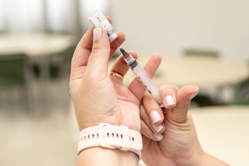 Imunizante da dengue utilizado nas crianças de Guararema | Criança recebendo vacina contra a dengue | Comunicação/PMG.