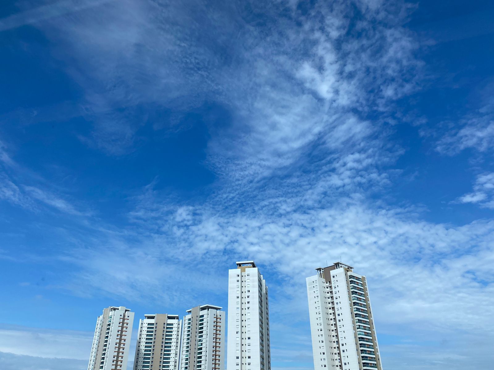 Onda de calor persiste no Alto Tietê, com chance de tempestades; INMET emite alerta amarelo