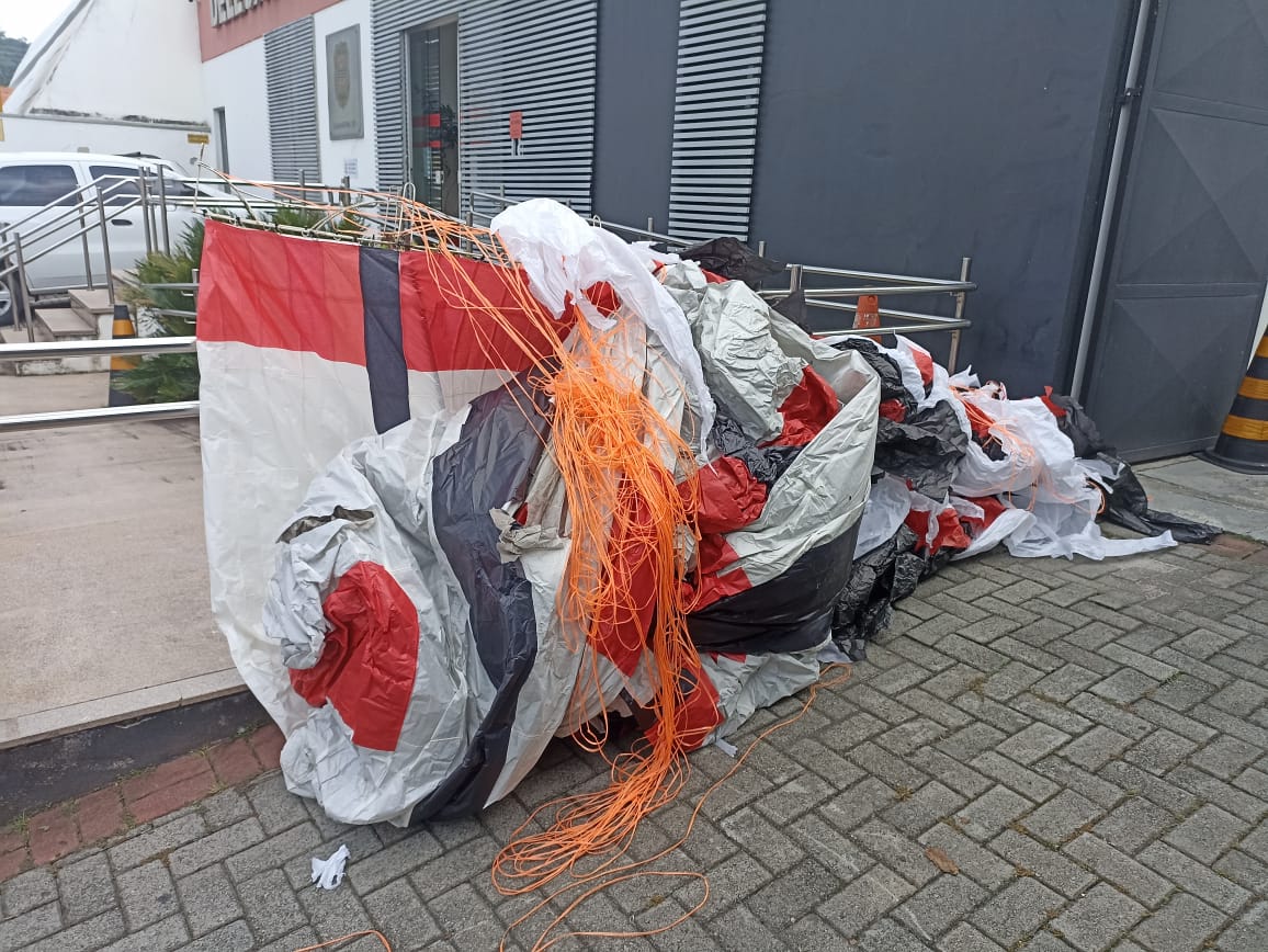 Balão cai e fica preso à rede elétrica em rodovia de Guararema; PM apreende o artefato