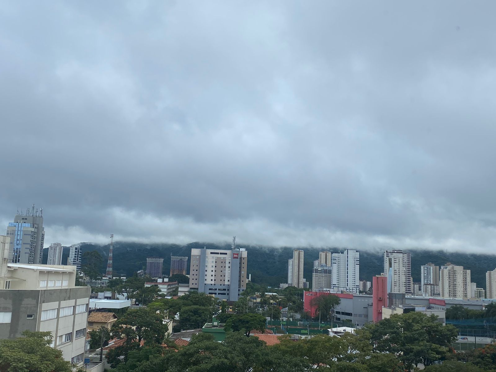 Além da queda na temperatura, Mogi pode enfrentar chuvas intensas, segundo o Inmet