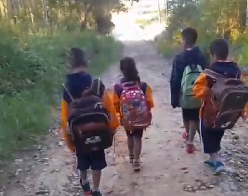 Sem transporte, mães de Taiaçupeba relatam dramas a caminho da escola