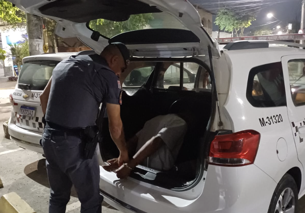 Marido ameaça mulher com faca e polícia faz uso de arma de choque, em Santa Isabel