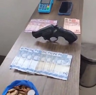 Homem rouba loja com arma falsa e acaba preso em Mogi