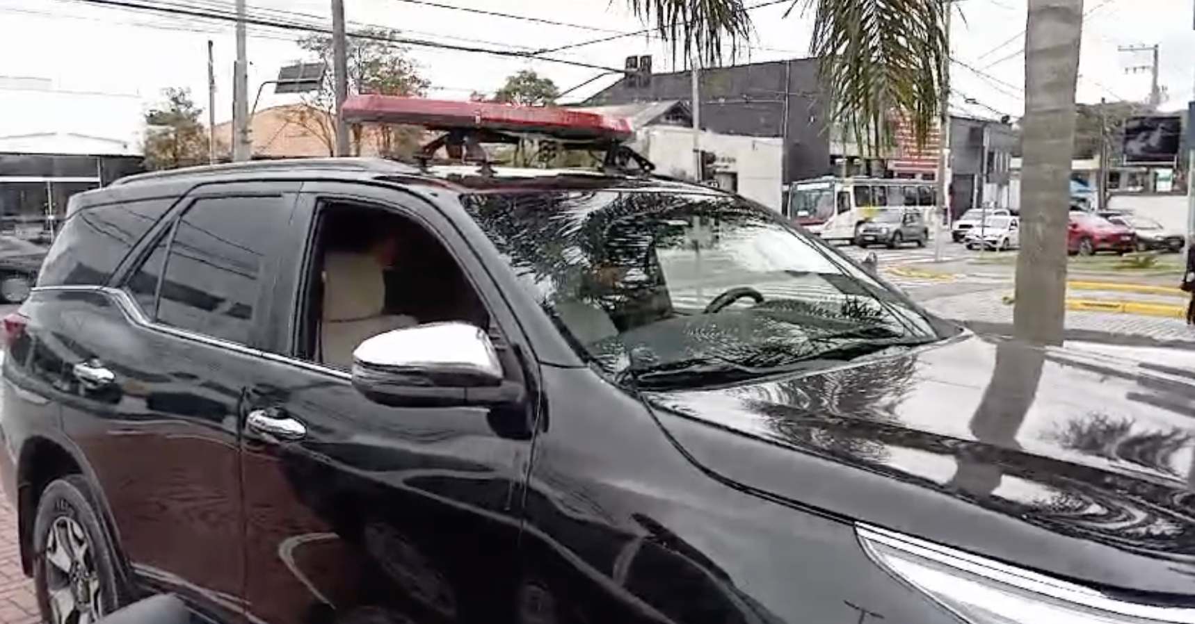 Polícia prende três suspeitos de andar com falsa viatura no Alto Tietê