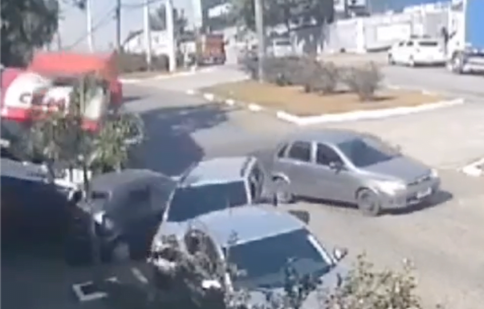 VÍDEO: Caminhão desgovernado atinge veículos e invade empresa, em Arujá