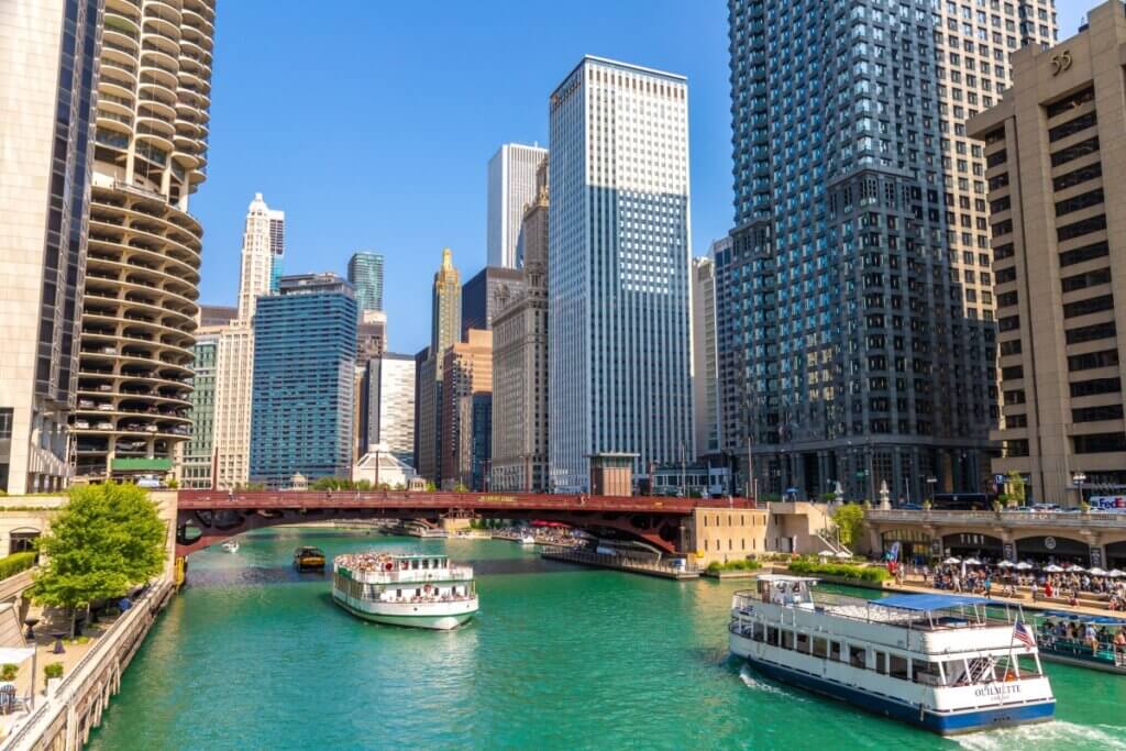 vista do cruzeiro pelo Riverfront de Chicago