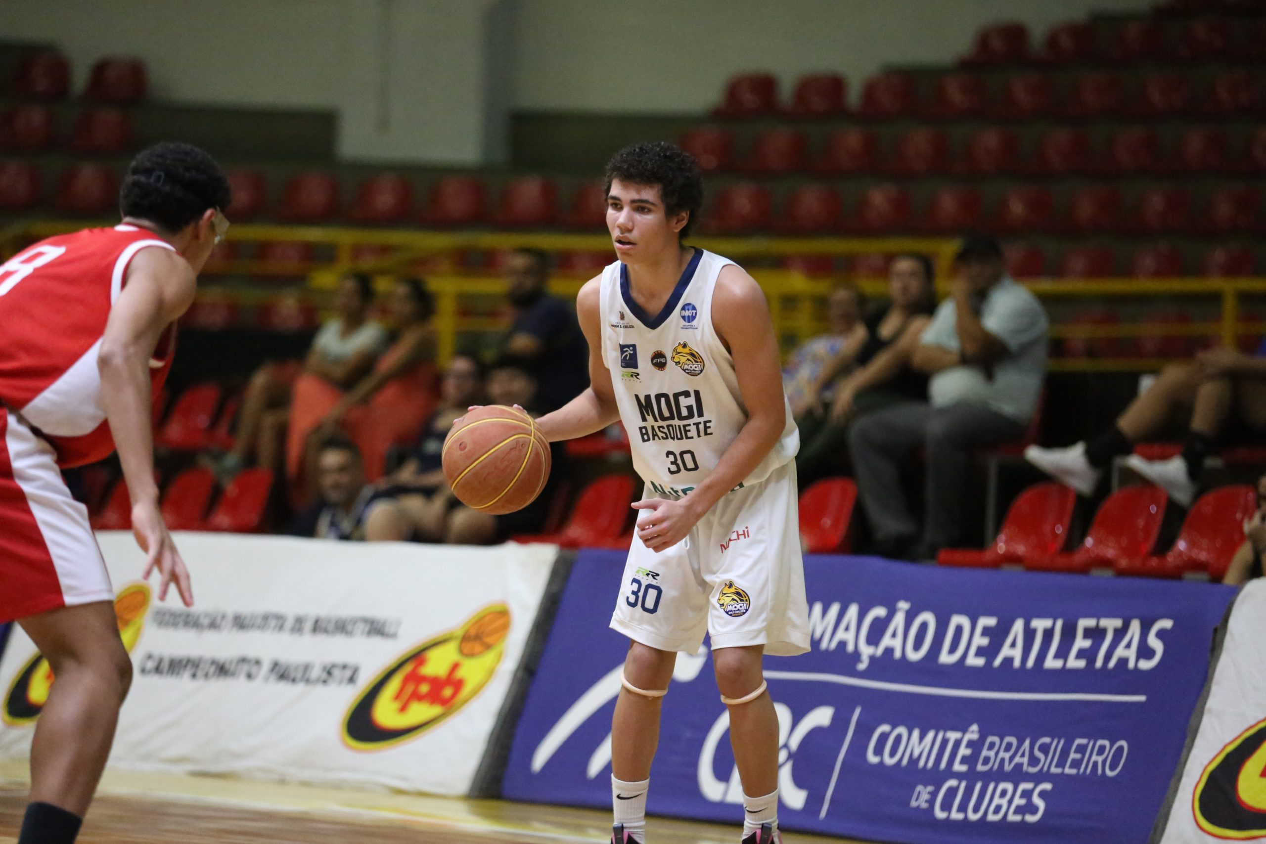 Com apenas 16 anos, promessa do Mogi Basquete anota 74 pontos em jogo único