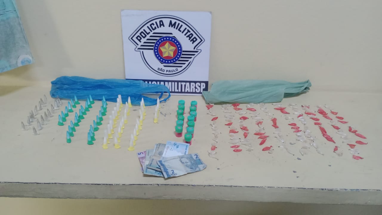 Homem que vendia drogas com ajuda de 'olheiro' é preso pela PM