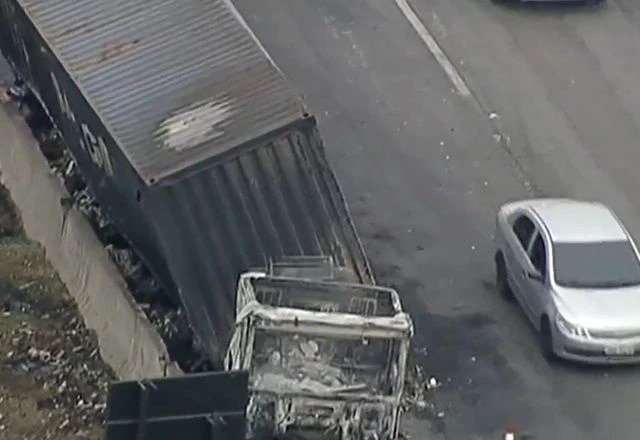 Carreta pega fogo após pneu estourar na Rodovia Ayrton Senna