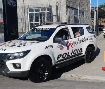 Suspeito é preso após agredir esposa e quebrar janela em Suzano