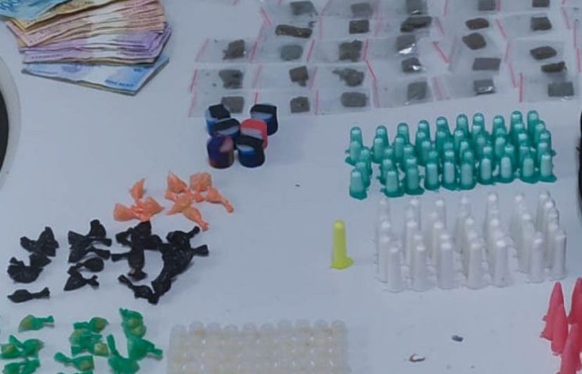 Polícia prende dupla com mais de 300 porções de drogas em Poá