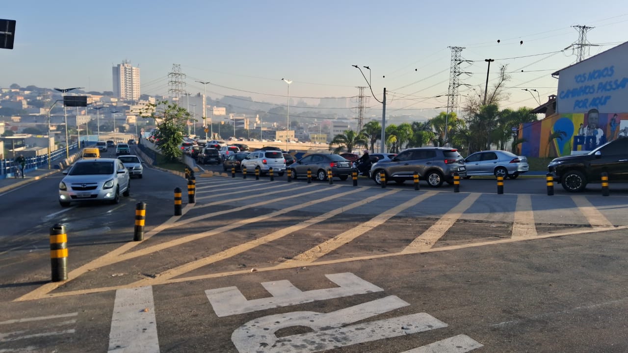 Poá entrega obras de acesso ao complexo viário, mas trecho registra trânsito intenso