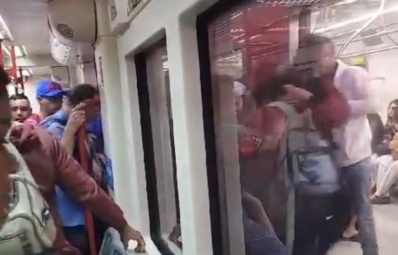 VÍDEO: Falha na Linha 12-Safira da CPTM força passageiros a pularem de um trem para o outro