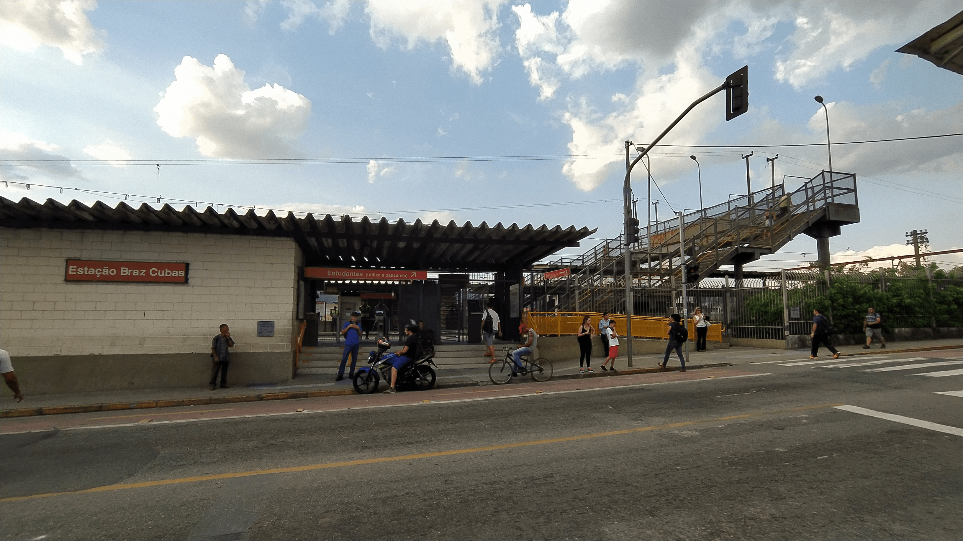 Passageiro sofre mal súbito e cai na linha da estação Braz Cubas