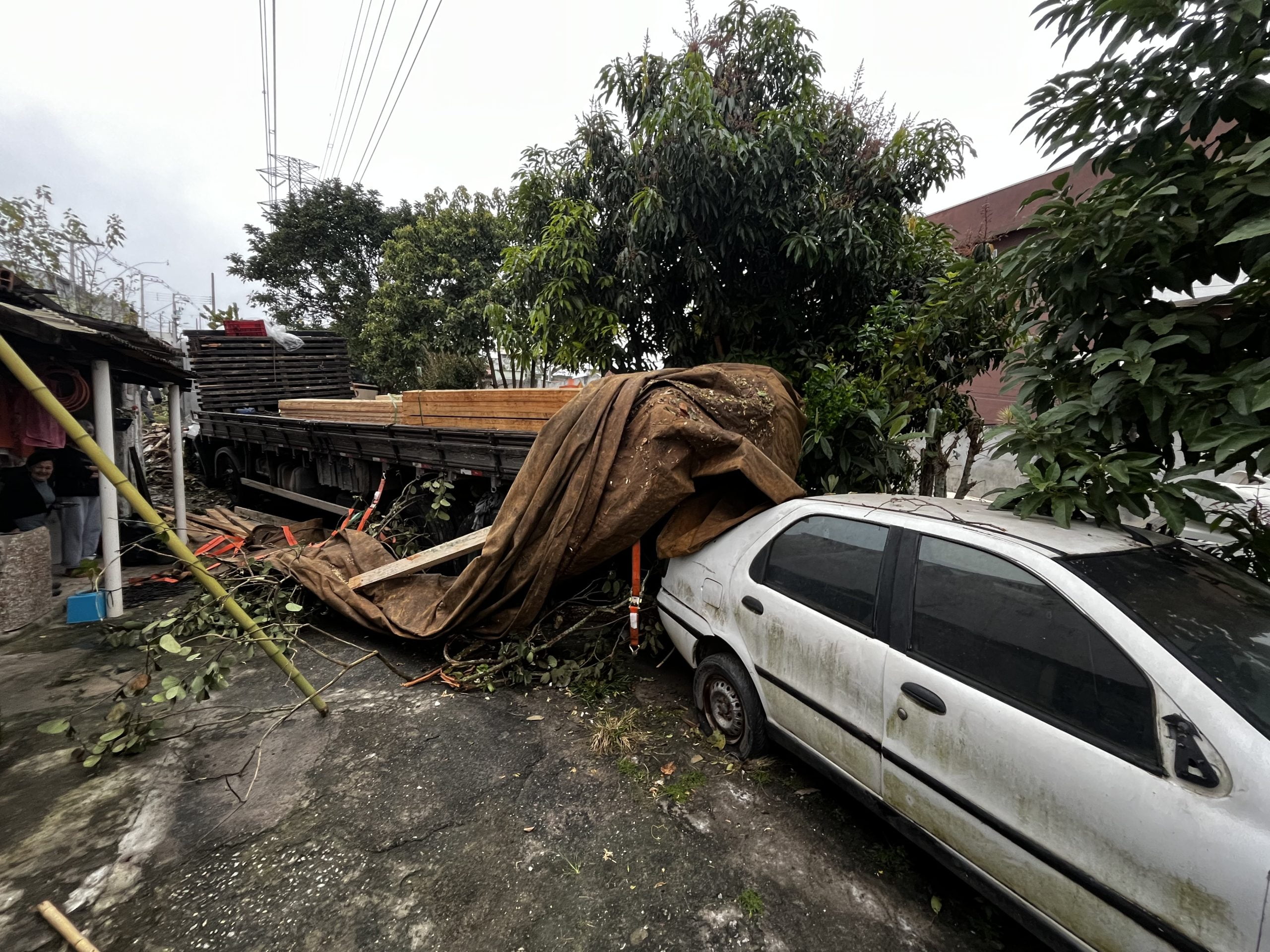 Caminhão desgovernado bate em cinco carros e invade quintal de moradora da Vila Natal