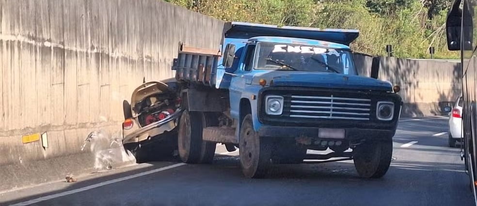 Batida entre caminhão e carro causa transtornos na rodovia Mogi-Dutra; não houve vítimas