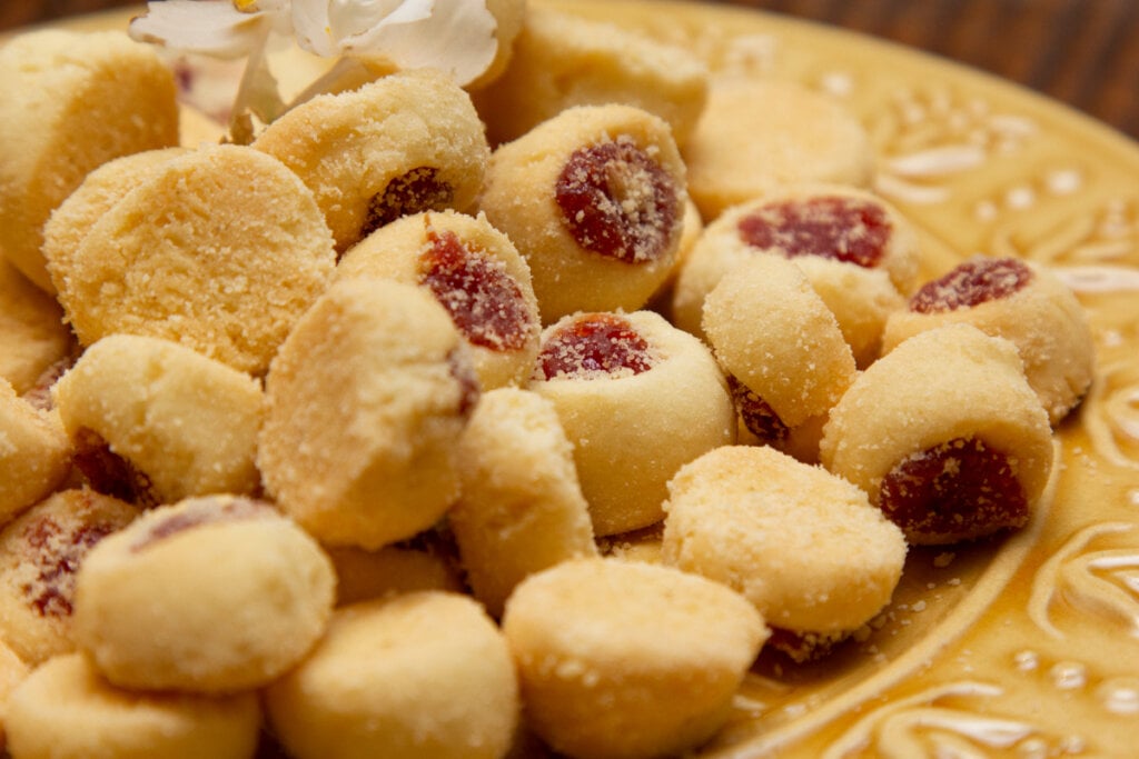 Biscoitos com goiabada em um prato amarelo