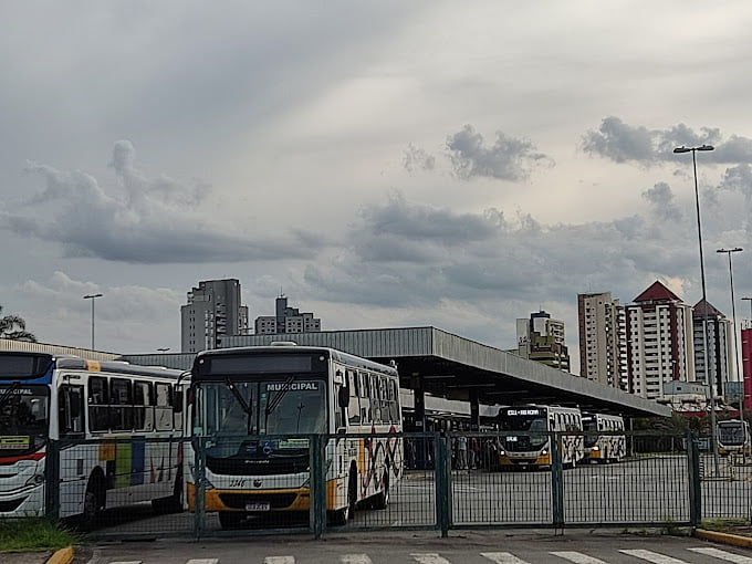 Menores furtam lavanderia, mas acabam apreendidos pela PM dentro de ônibus, em Mogi
