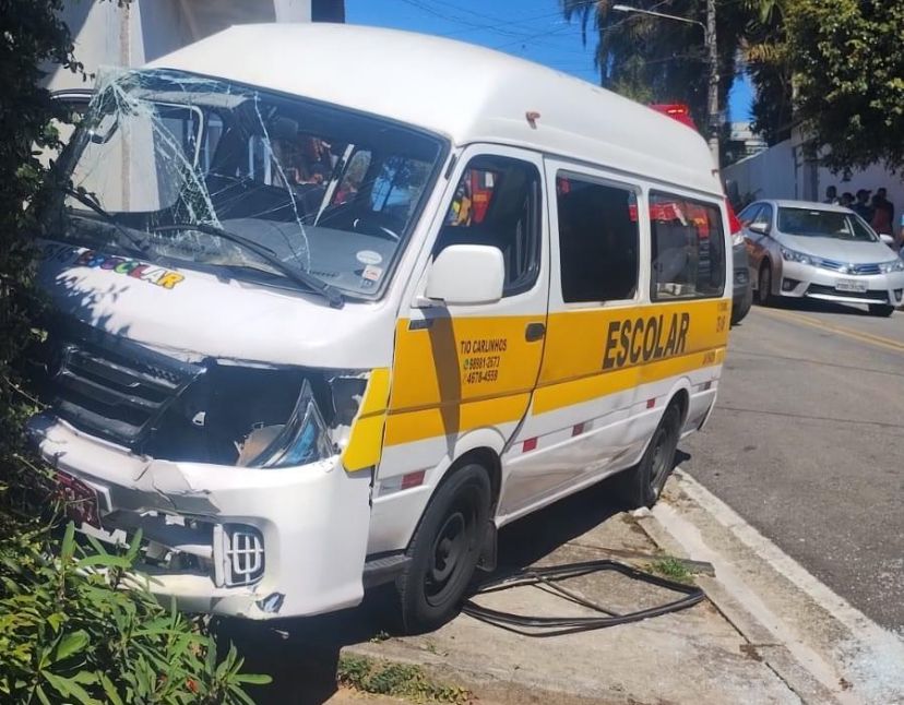Van escolar bate em muro de casa e deixa sete crianças feridas em Ferraz