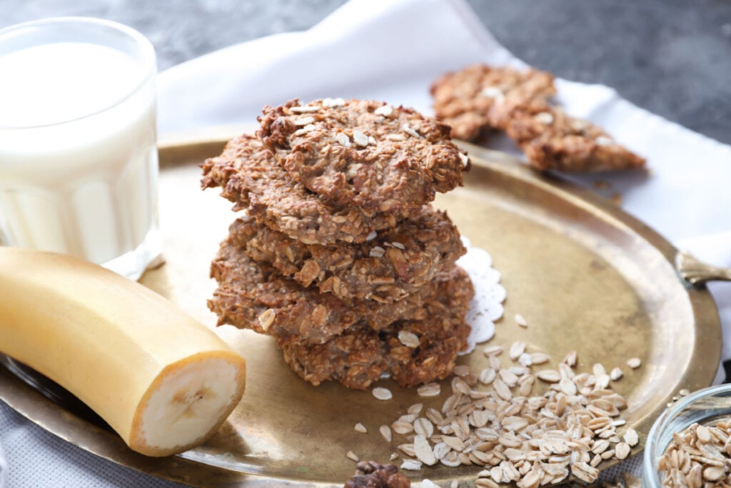 Prato com deliciosos biscoitos de aveia e banana na mesa