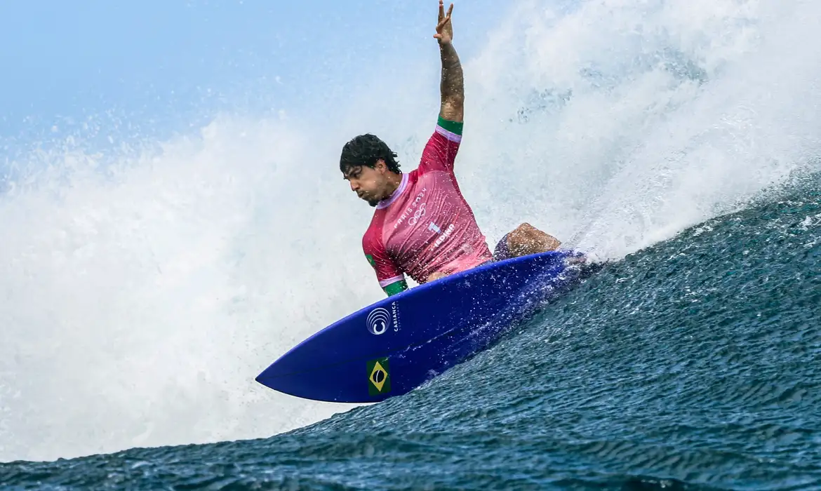 Medina perde para australiano e fica fora da final do surfe em Paris