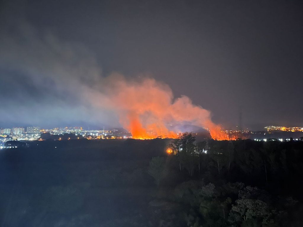 Incêndio de grandes proporções em área de Mogi das Cruzes | Isabela Suzuki