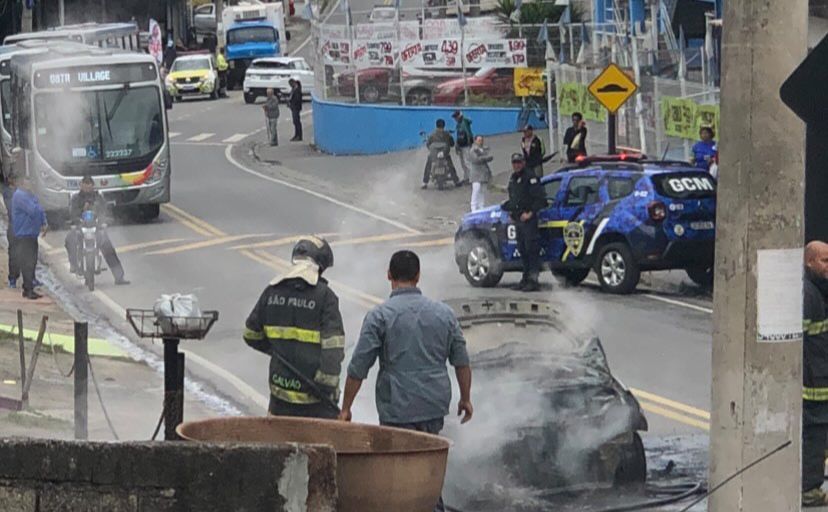 Carro pega fogo em estrada de Itaquá; ninguém ficou ferido