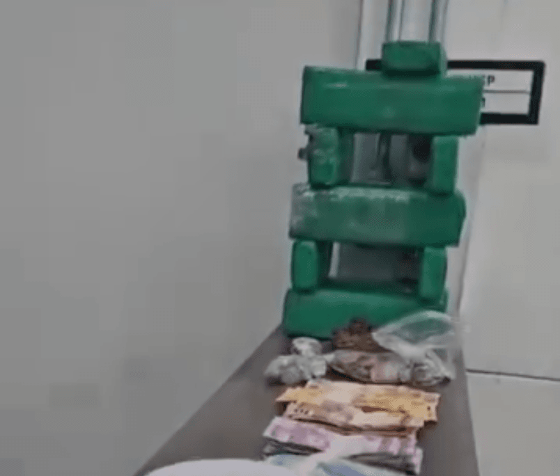 Polícia localiza veículo roubado e prende dois homens por tráfico de drogas em Jundiapeba