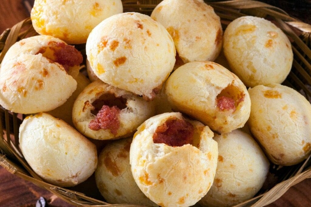 Pães de queijo com calabresa