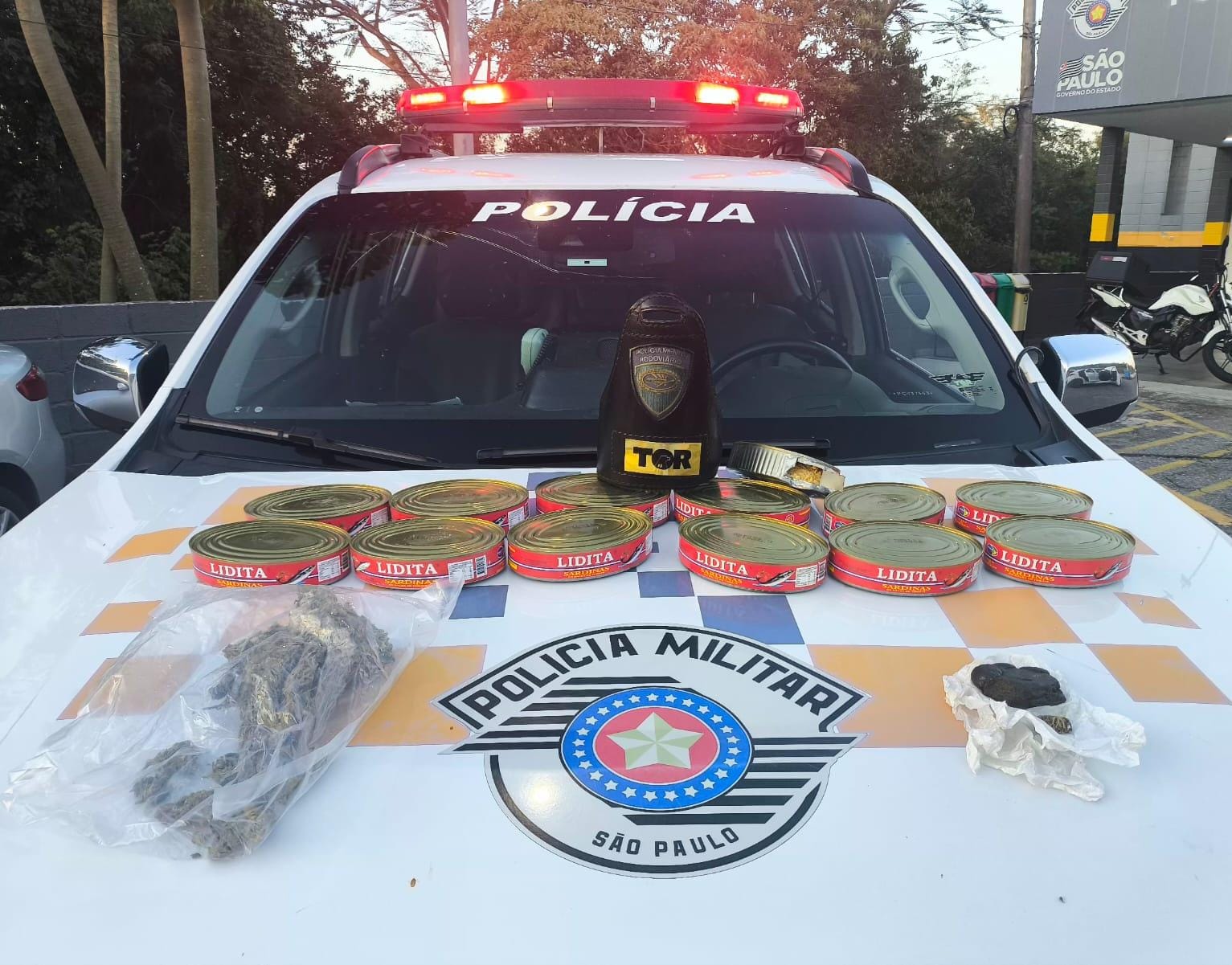 Polícia Rodoviária prende suspeitos e apreende pasta base de cocaína escondida em lata de sardinha, em Guararema