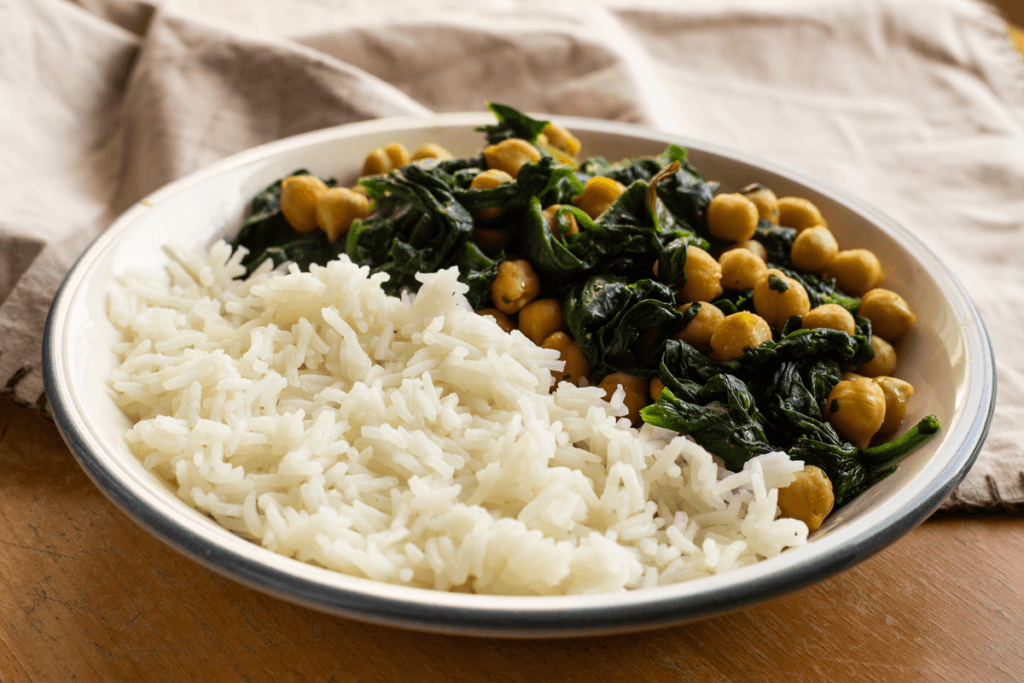 Prato branco com grão-de-bico com espinafre e arroz 