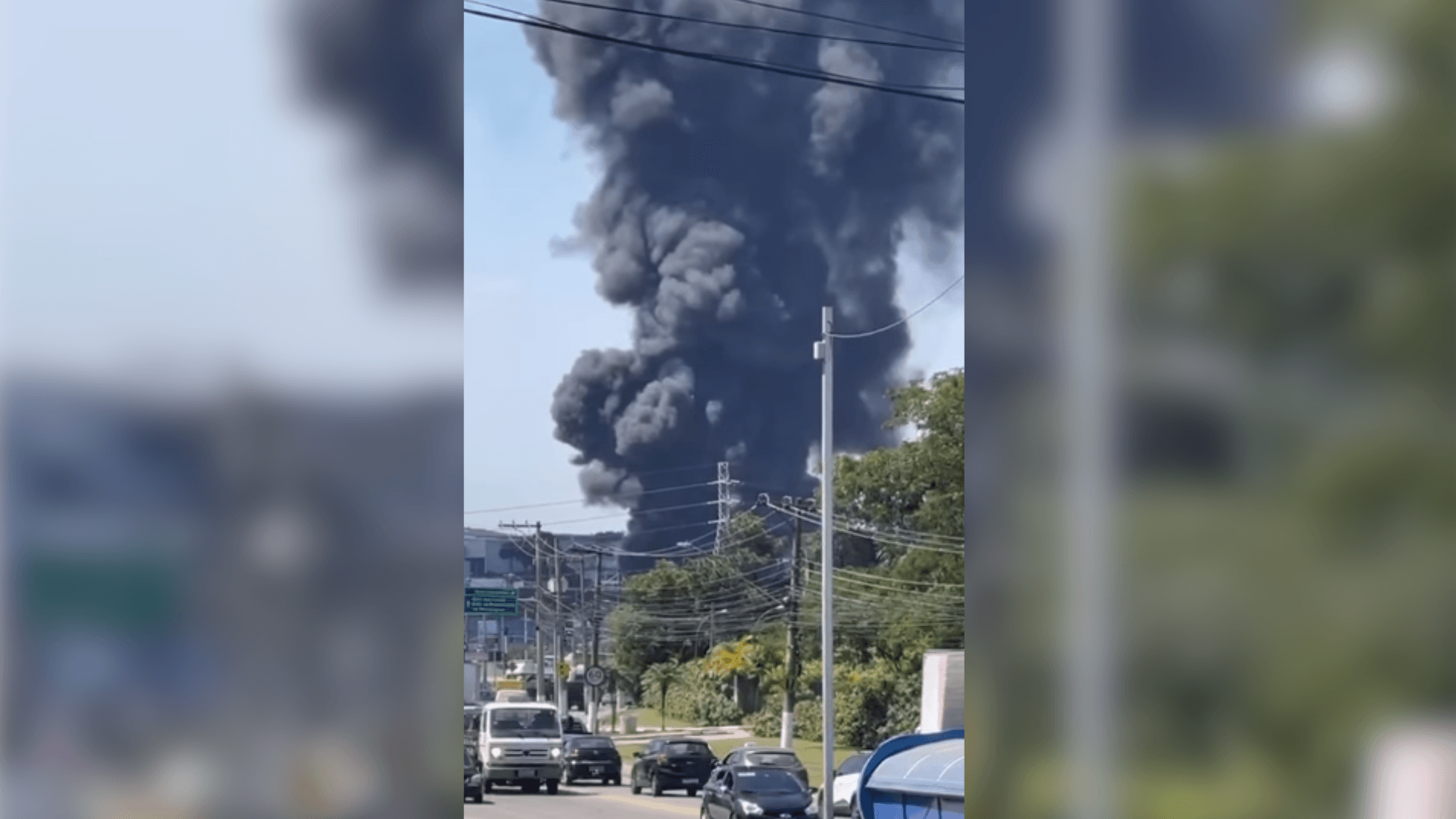 Fábrica de recicláveis pega fogo em Itaquaquecetuba; veja vídeo
