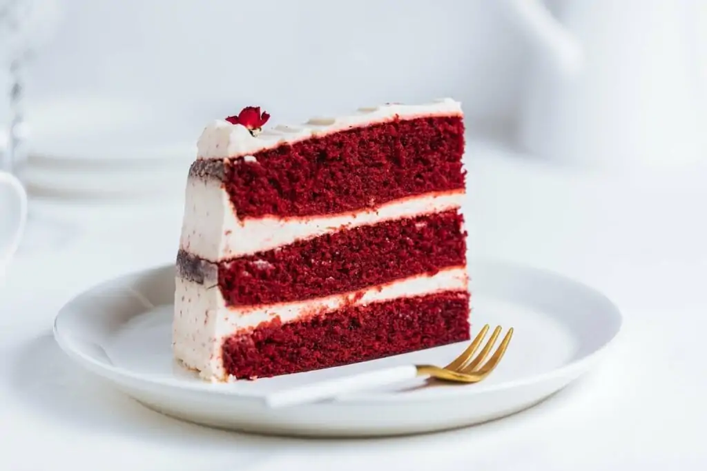 Um pedaço de bolo red velvet em cima de um prato branco 