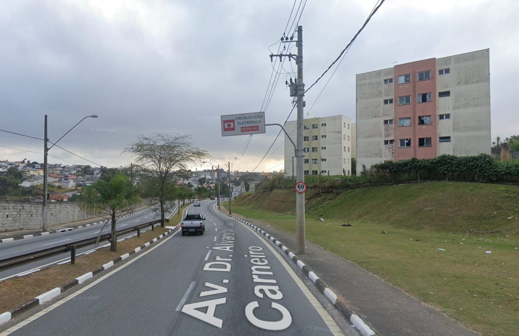 Carro na contramão colide com dois veículos em Mogi das Cruzes