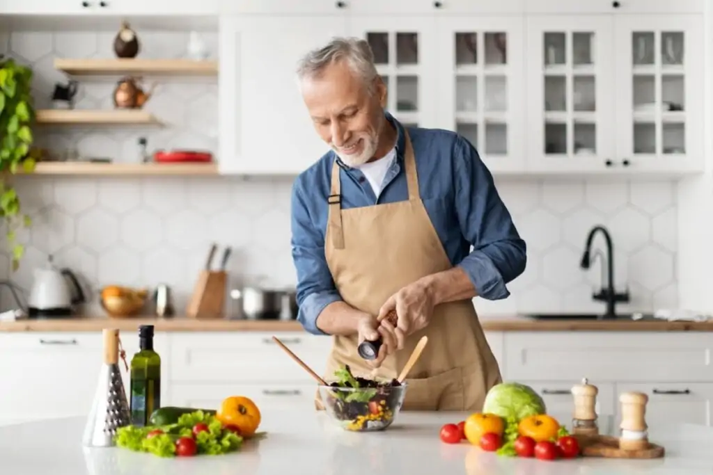 Homem preparando refeição saudável