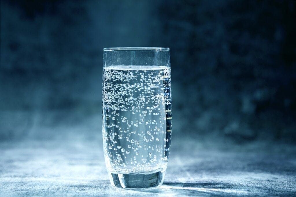 Copo de vidro com água com gás