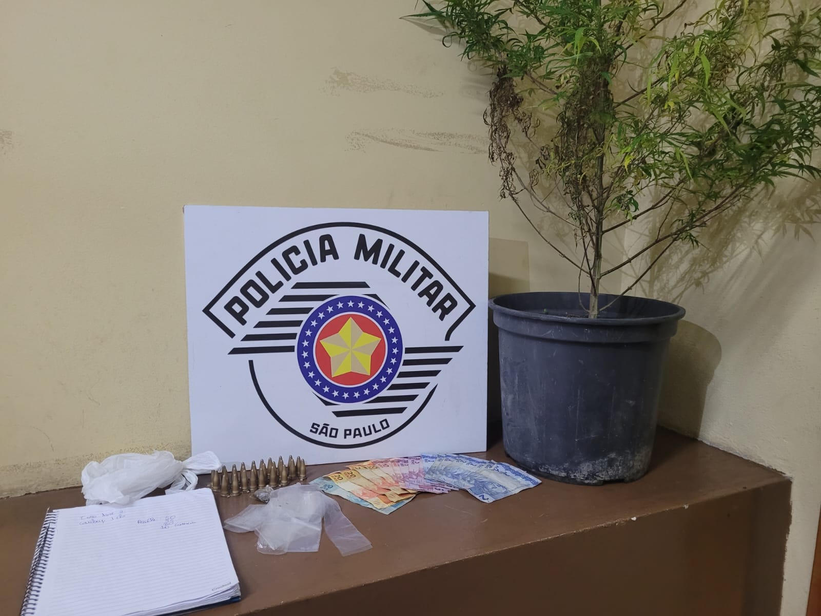Em Biritiba Mirim, casal é preso por tráfico após PM encontrar drogas escondidas em casa
