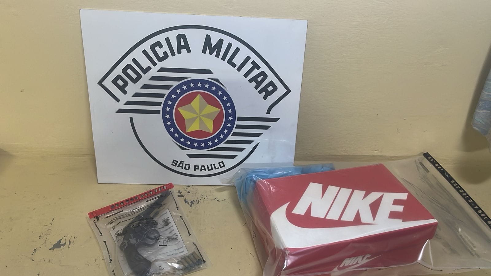 Após ameaça, mãe revira quarto do filho, encontra arma e leva caso à polícia