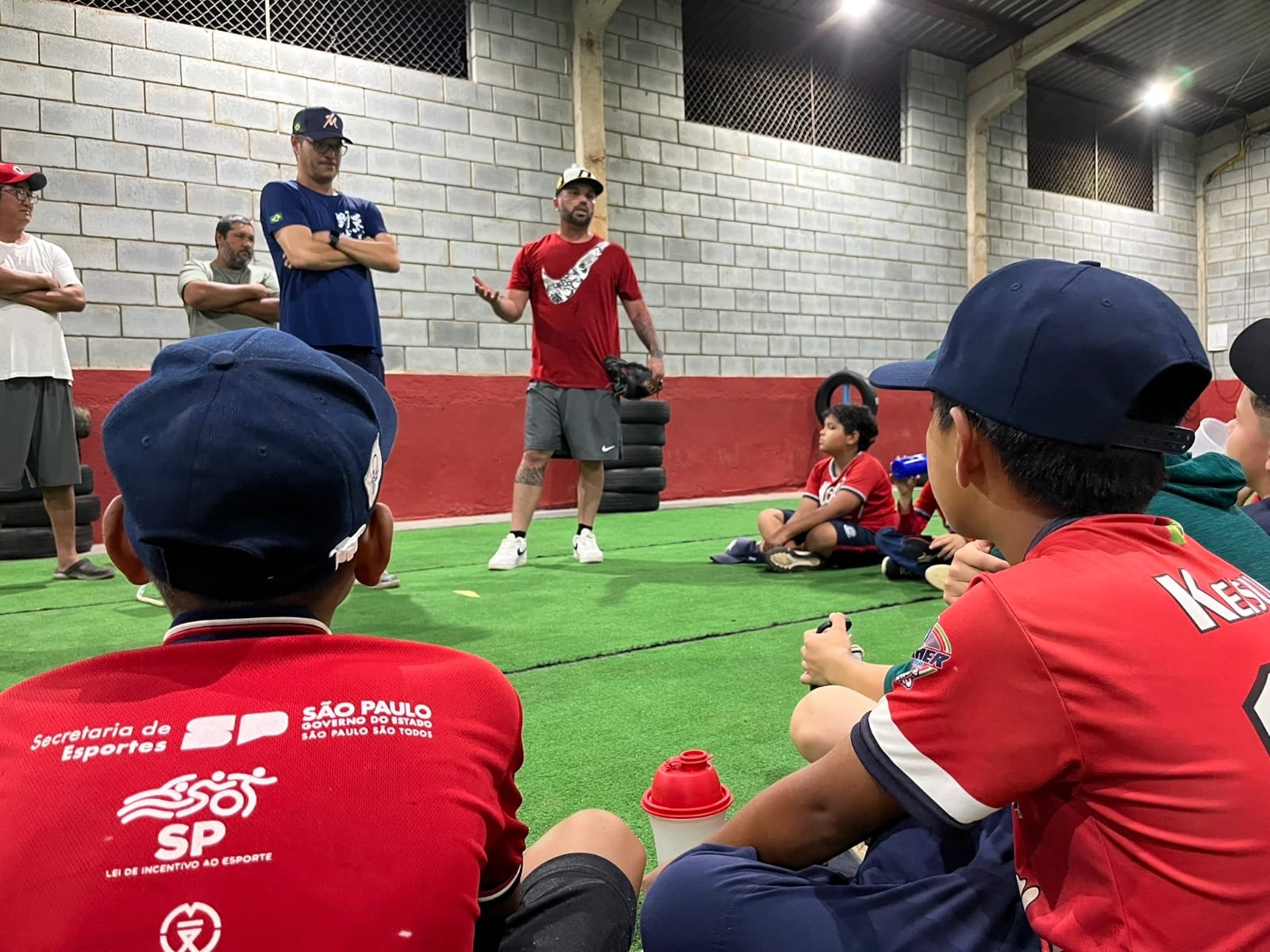 Tiago “Shogun” da Silva visita Mogi e inspira atletas jovens do beisebol