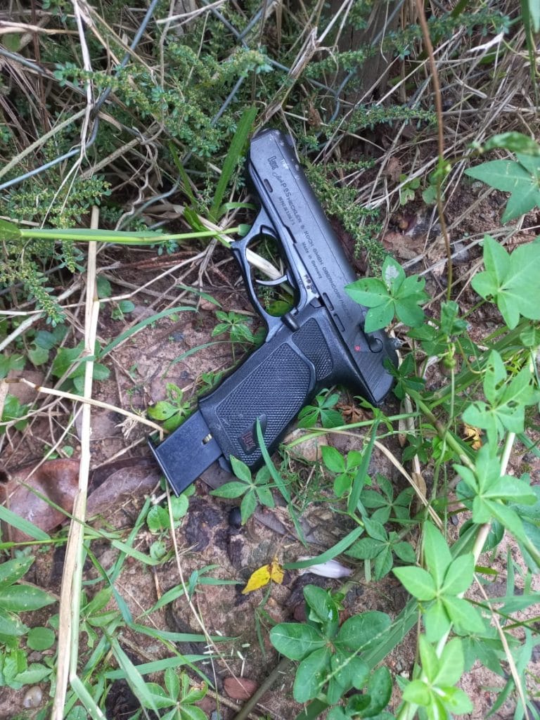 Arma arremessada do carro | Foto: Divulgação/Polícia Militar