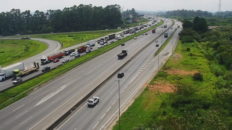 Alagamentos interditam acesso a Itaquaquecetuba pela Ayrton Senna