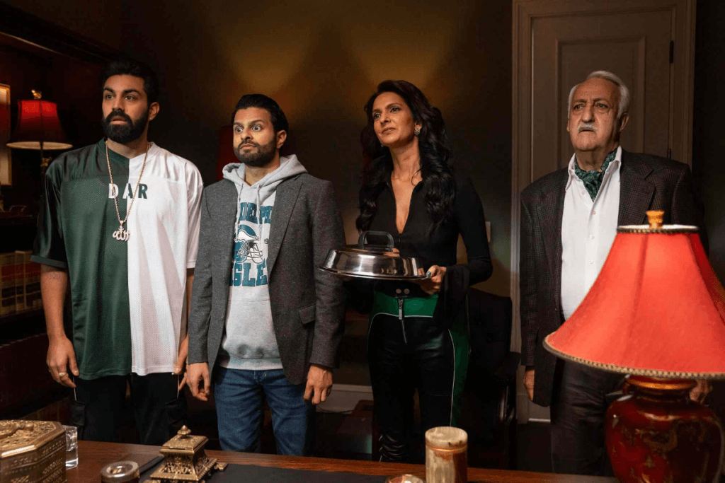 Imagem de 4 pessoas, três homens e uma mulher, um ao lado da outra com expressão preocupada