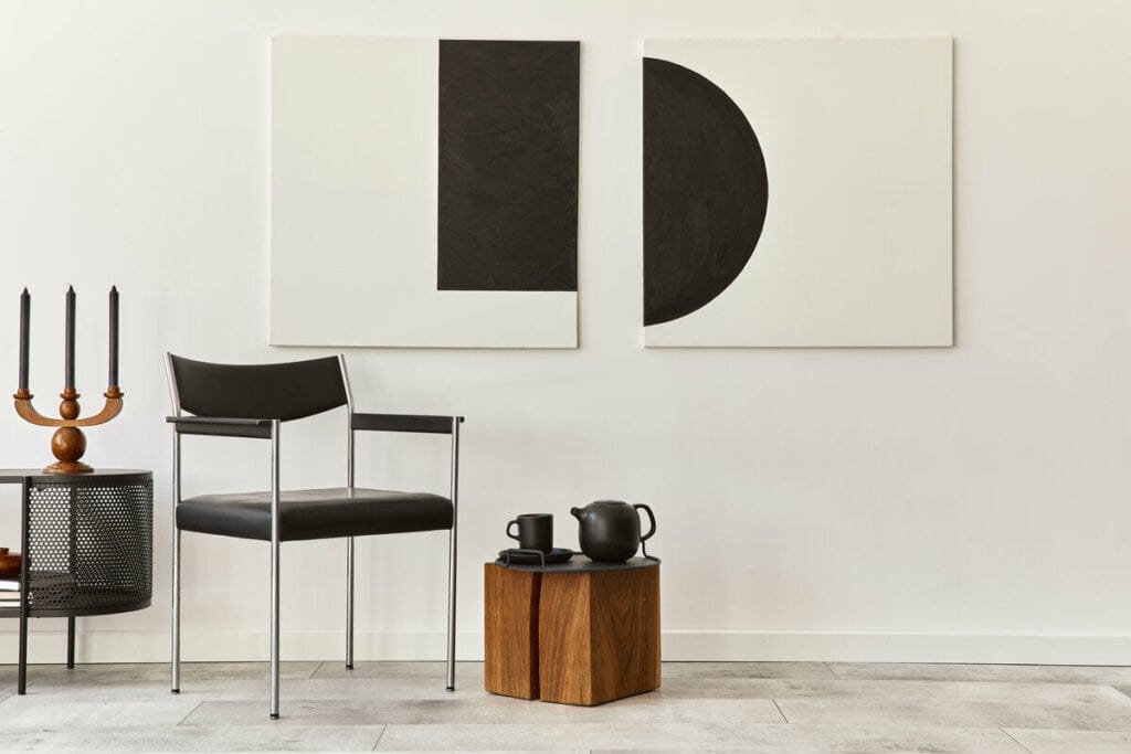 Cadeira preta ao lado de uma mesa de madeira com quadro branco ao fundo