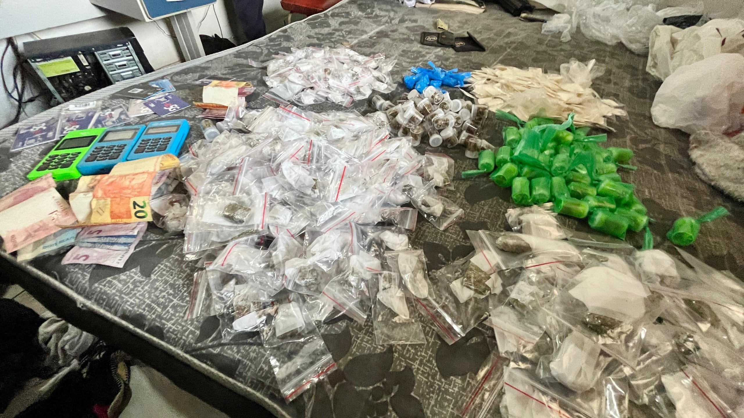 GCM de Itaquá apreende 1,3 mil porções de drogas em operação contra o tráfico